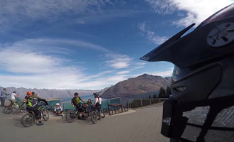 Réalisez de belles descentes en vélo à flanc de montagne.