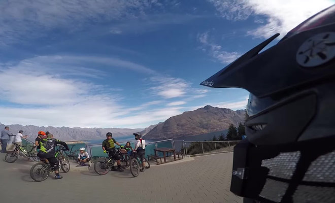 Réalisez de belles descentes en vélo à flanc de montagne.