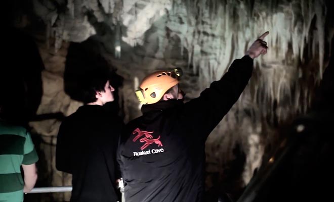 Les guides de Ruakuri sont des membres de la tribu maorie qui habitait la région autrefois.