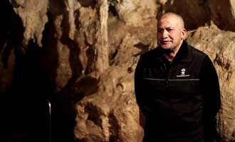 Il existe plusieurs itinéraires pour visiter Ruakuri. Certaines visites sont ouvertes à tout public, tandis que celles de Black Water s'adressent aux spéléologues amateurs.