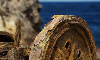 L'usine a été ravagée par un glissement de terrain. Ce qui a survécu achève de disparaitre rongé par l'acidité de l'air.